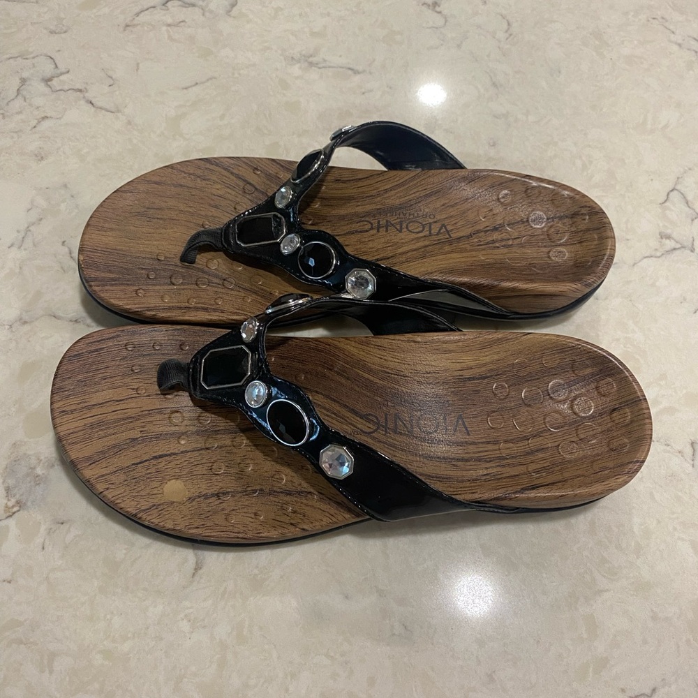 Vionic black patent flip flop size 7